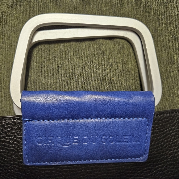 Cirque Du Soleil Black tote bag w/extra straps and makeup bag - Picture 14 of 14